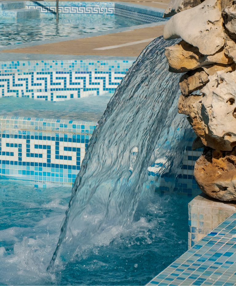 Cascata cervicale nella piscina termale dell'Hotel Terme Bologna