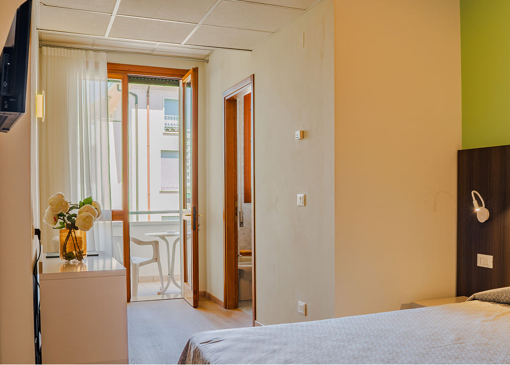 vista camera singola hotel bologna con letto televisione bagno terrazzo e scrivania