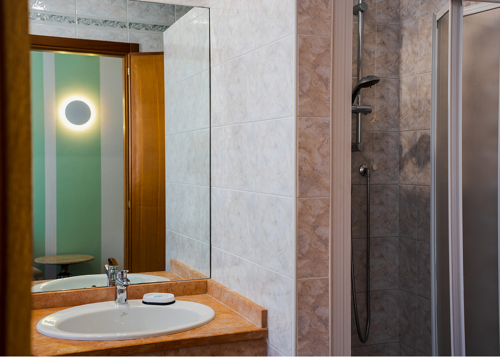 vista bagno con lavandino e doccia camera singola hotel bologna