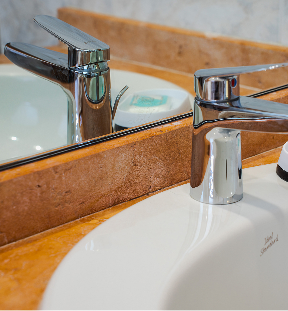 dettaglio lavandino bagno camera singola hotel bologna