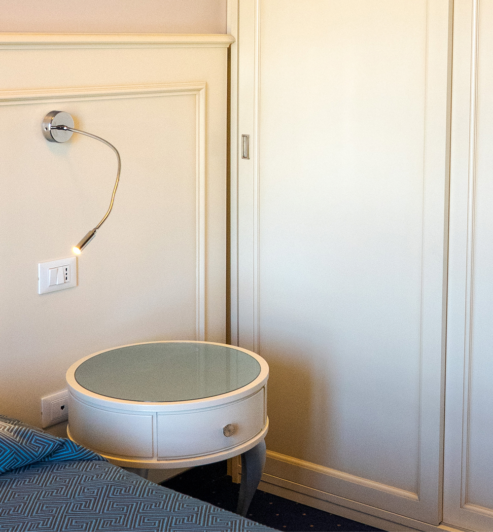 dettaglio comodino con lampada camera singola hotel bologna