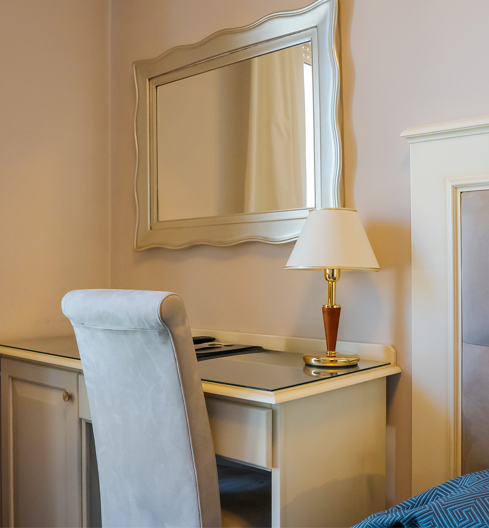 dettaglio scrivania poltrona e lampada camera singola hotel bologna