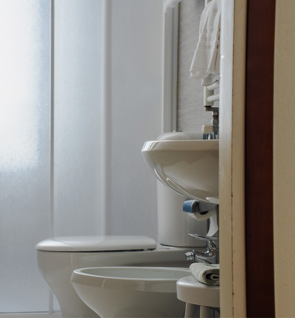 bagno con wc bidet e doccia camera tripla hotel bologna