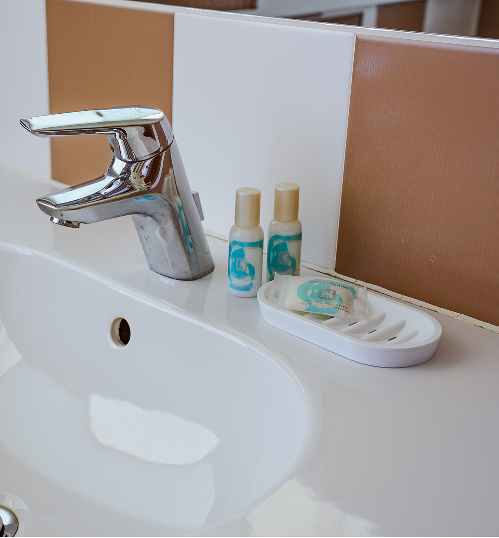 dettaglio lavandino con set di cortesia bagno camera tripla hotel bologna