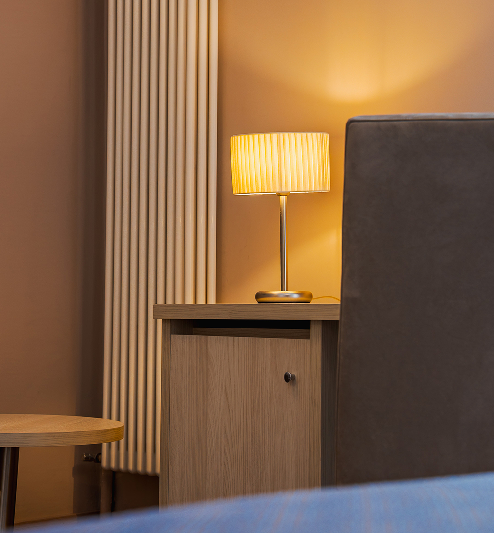 dettaglio lampada e comodino camera tripla hotel bologna