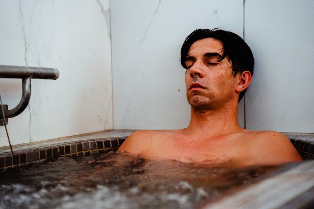 uomo in vasca bagno termale
