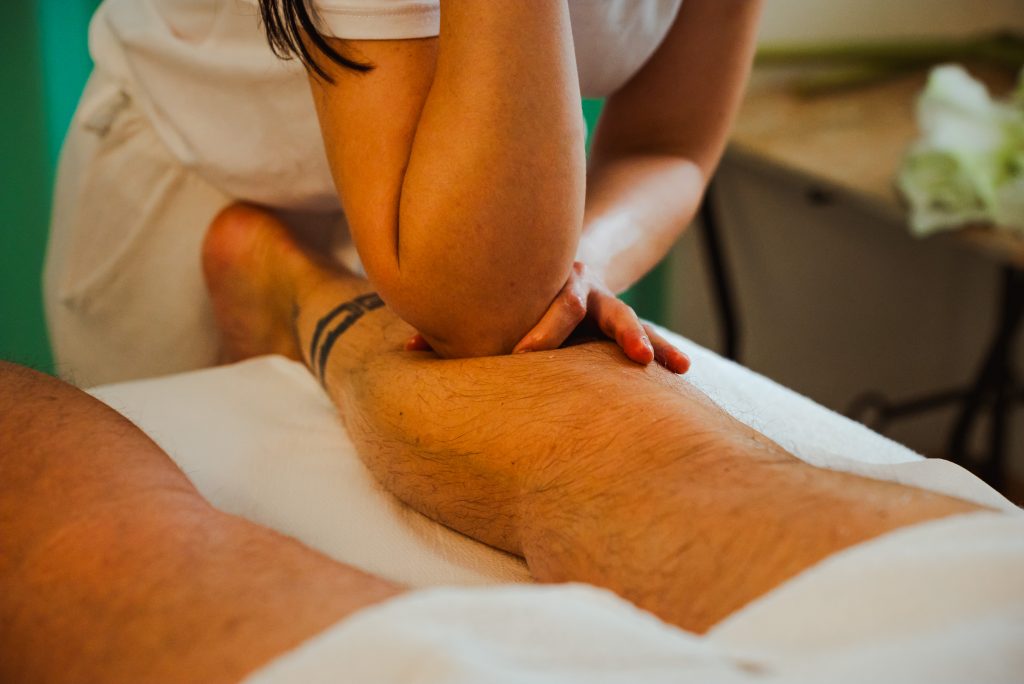 massaggio gambe uomo