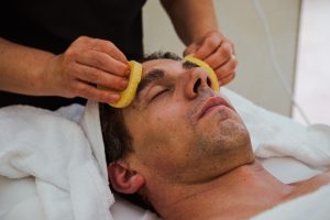 pulizia viso trattamento di bellezza uomo